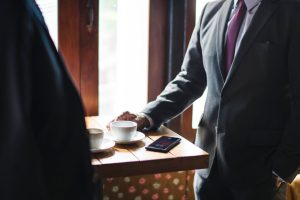 brainstorming pause homme d'affaires hommes d'affaires café
