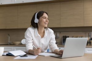 Femme souriante laptop formation