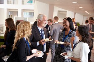 Networking homme et femme déjeunent